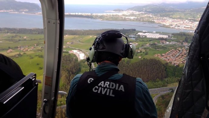 VIGILANCIA DE CARRETERAS DESDE EL HELICÓPTERO DE LA GUARDIA CIVIL