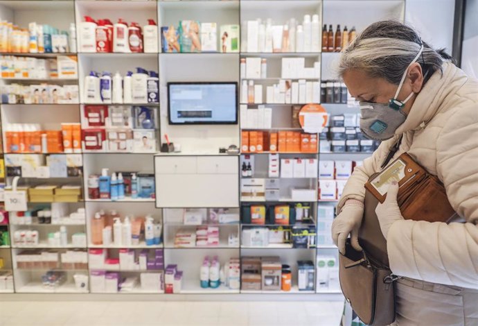 Una mujer acude a una farmacia para recoger una mascarilla durante el reparto de mascarillas gratuitas contra el Covid-19 a mayores de 65 años y colectivos de riesgo que ayer arrancó en la Comunitat Valenciana. En Valencia (España) a 21 de abril de 2020.