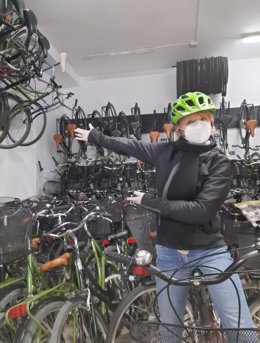 Kay Farrell, directora de una empresa de Málaga que presta gratis bicicletas a trabajadores esenciales para facilitar sus desplazamientos
