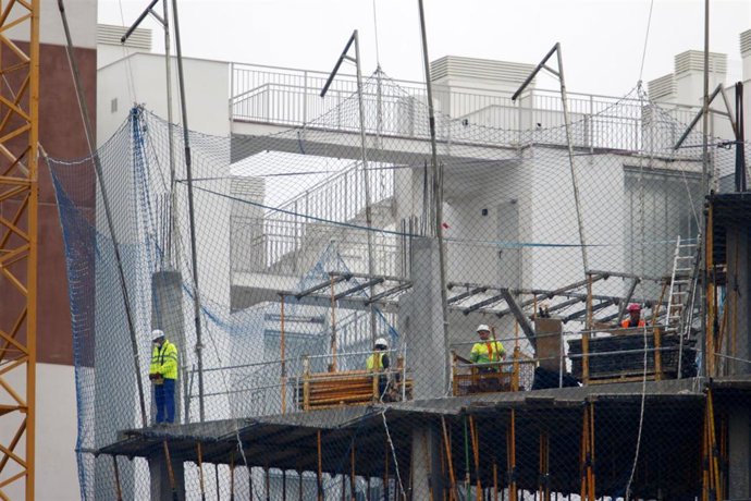 La construcción vuelve al trabajo tras el levantamiento de confinamiento para los trabajadores no esenciales. Málaga a 13 de abril del 2020