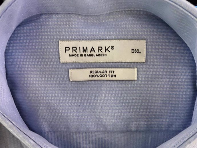 Etiqueta de una camisa de Primark en la tienda de Gran Vía