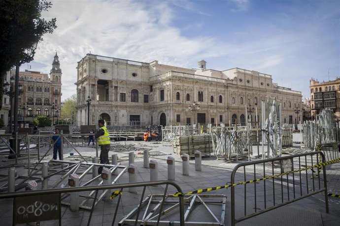 Montaje de palcos para la Semana Santa 