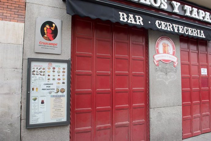 Entrada de un bar cerrado temporalmente, durante el estado de alarma decretado por el coronavirus, en Madrid (España), a 16 de marzo de 2020.