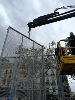 Desmontaje del recinto de mascletaes de la plaza del Ayuntamiento