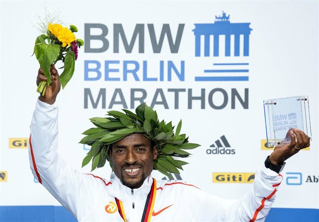 El etíope Kenenisa Bekele celebra su victoria en el Maratón de Berlín de 2019