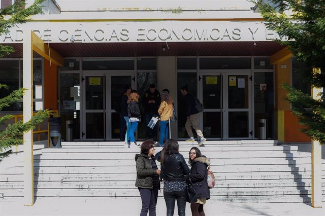 Estudiantes de la Universidad Autónoma de Madrid, en la víspera a la suspensión de las clases el pasado mes de marzo por el coronavirus.