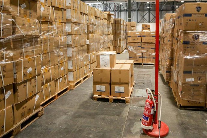 Material sanitario disponible en un almacén (Archivo)