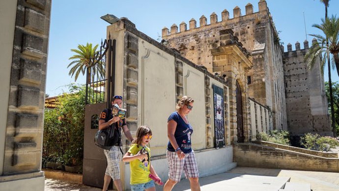 Turistas saliendo del Alcázar de Jerez