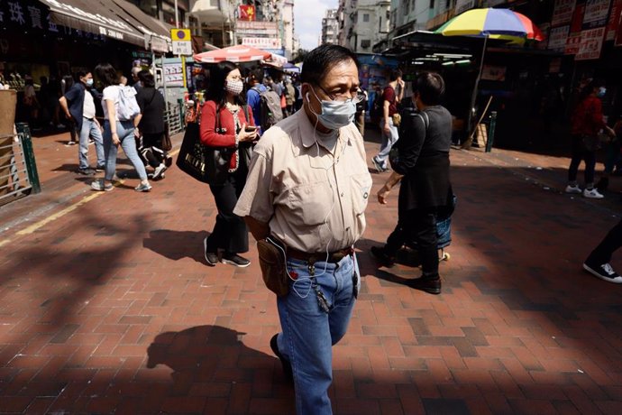 Un hombre camina en una calle de Hong Kong. 