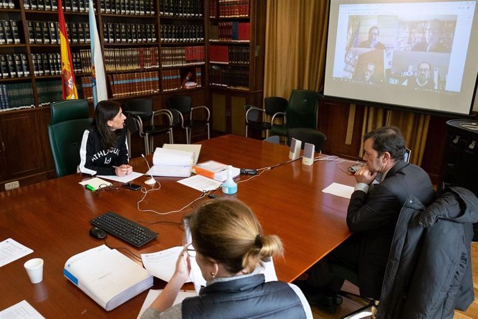 La conselleira de Educación, Carmen Pomar, se reúne por videoconferencia con los tres rectores gallegos.