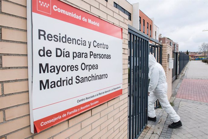 Militares de la Unidad Militar de Emergencias se disponen a entrar el la Residencia y Centro de Día ORPEA Madrid Sanchinarro