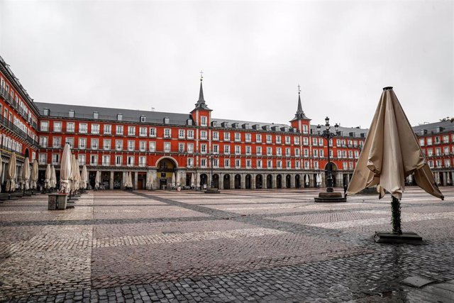 La tur’stica Plaza Mayor de Madrid totalmente vacía