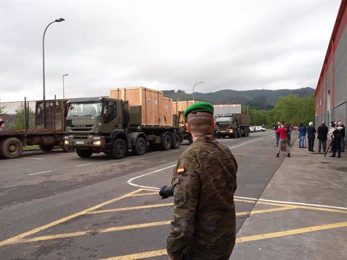 Un militar vigila la llegada de tres máquinas productoras de mascarillas a una fábrica del País Vasco