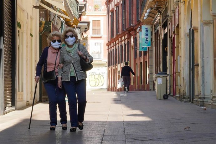 Dos señoras mayores salen por el centro de Sevilla a comprar  el día 34 del estado de alarma. Sevilla a 17 de abril del 2020
