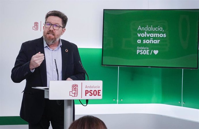 El portavoz adjunto del Grupo Socialista en el Parlamento andaluz, Rodrigo Sánchez Haro, en rueda de prensa (Foto de archivo).