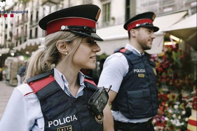 Dos agentes de Mossos durante la Diada de Sant Jordi 2019