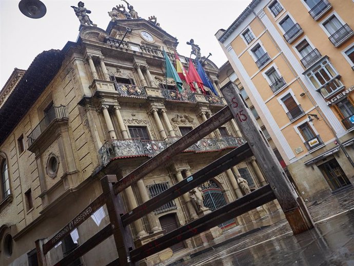 Fachada del Ayuntamiento de Pamplona, con vallado permanente, donde se ha decidido suspender la celebración de las fiestas de San Fermín este julio de 2020 por la pandemia del Covid-19, en Pamplona/Navarra (España) a 21 de abril de 2020.