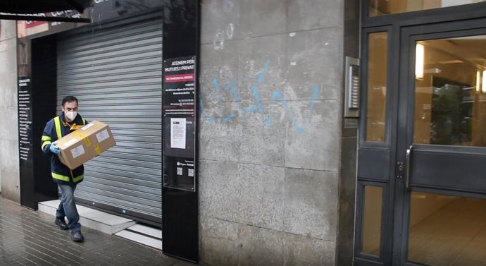 Coronavirus.- Correos distribuye gratis 20.000 lotes de alimentos en Barcelona