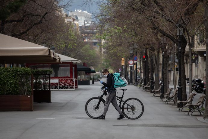 Un jove treballador d'un servei de 'delivery' amb bicicleta, el passat mes de mar, durant el confinament per coronavirus