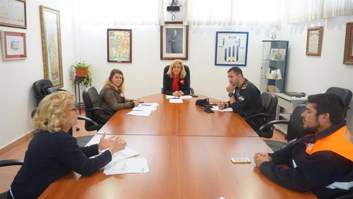 La alcaldesa de Castilleja, Carmen Herrera, aborda un plan especial en la comisión municipal de limpieza