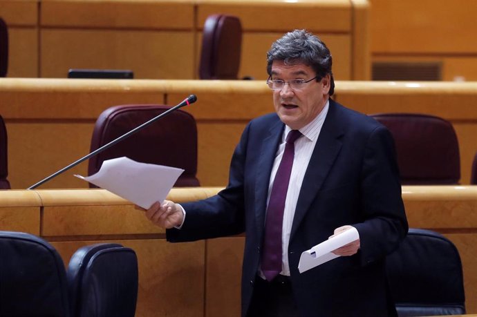 El ministro de Inclusión, Seguridad Social y Migraciones, José Luis Escrivá, durante su intervención en la primera sesión de control al Gobierno en el Senado desde la declaración del estado de alarma.