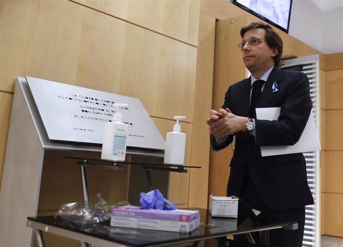 El alcalde de Madrid, José Luis Martínez-Almeida, se desinfecta las manos antes de que de comienzo el pleno extraordinario celebrado en el Ayuntamiento de Madrid.