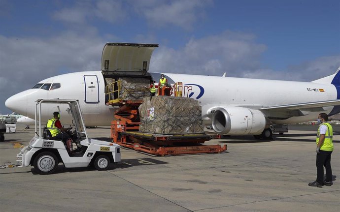 Avión con material para combatir el coronavirus en Canarias