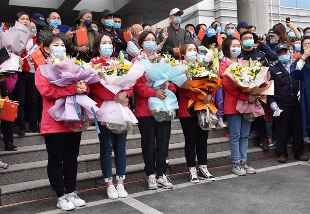 Cinco miembros del personal médico del hospital universitario de Hebei son recibidos por sus compañeros