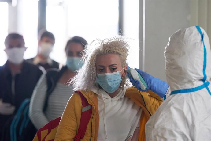 Un control de temperatura en el aeropuerto de Hahn, en Alemania. 
