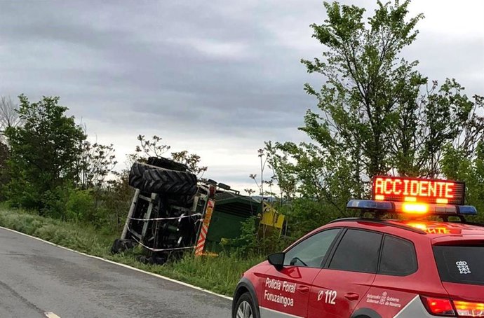Imagen del vuelco de la cosechadora.