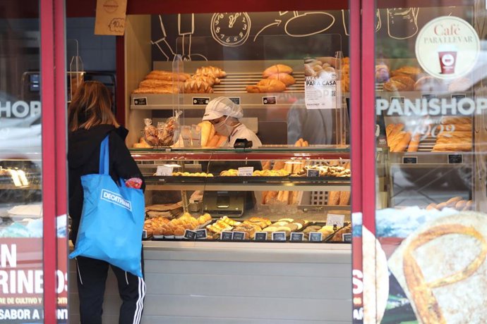 Una mujer compra en una panadería de Madrid.
