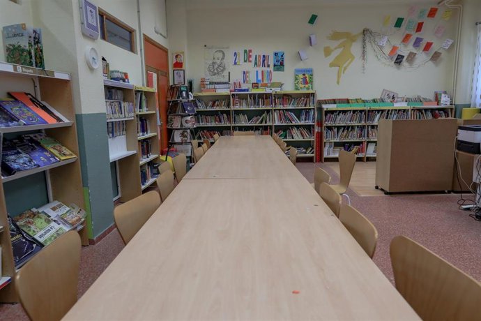 Una de las aulas completamente vacía perteneciente a un colegio  