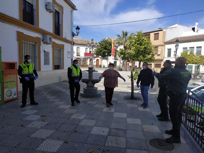 Agentes de la Guardia Civil junto a la alcaldesa de El Saucejo