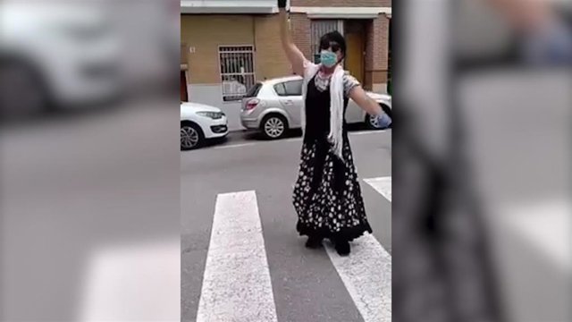 El hombre bailando sevillanas.