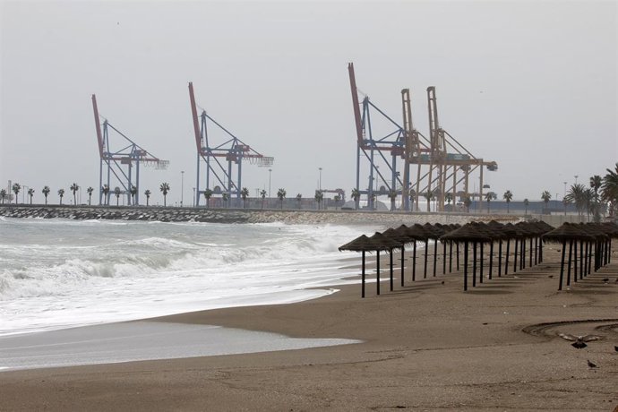 Grúas del puerto de Málaga durante el estado de alarma