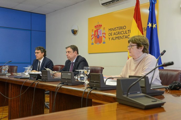 Luis Planas (centro), ministro de Agricultura, Pesca y Alimentación