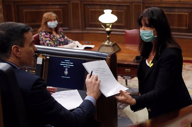 La diputada de Junts per Catalunya, Laura Borrás, hace entrega de un documento a Pedro Sánchez tras su intervención en el pleno del Congreso.