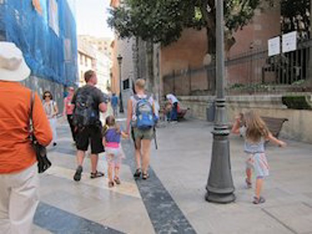 Imagen de archivo de una familia paseando por la calle. 