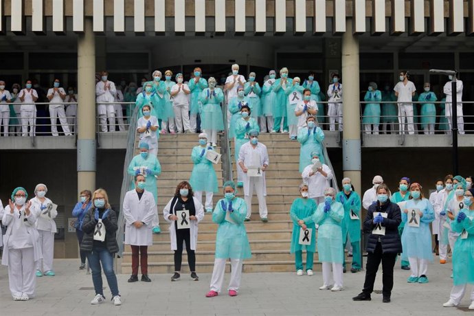 Imagen de archivo de sanitarios del Hospital Doctor Peset en un acto de homenaje a una profesional fallecida