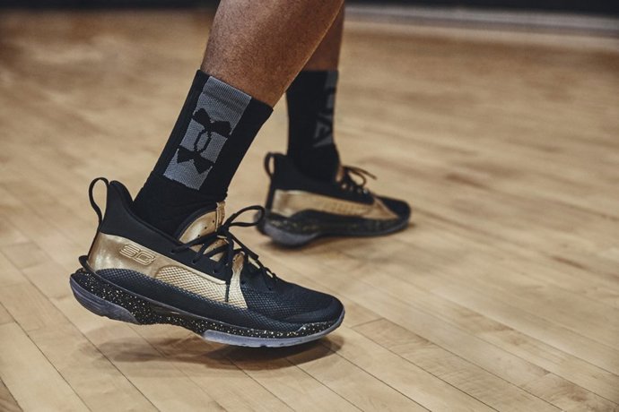 La multinacional Under Armour lanza las zapatillas Curry 7 Earn It para homenajear a los que luchan contra la COVID-19