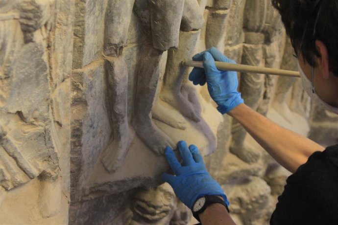 Trabajo de limpieza y restauración en una superficie de arquivoltas