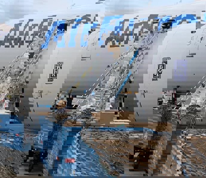 Operarios descargan las cajas con mascarillas de protección