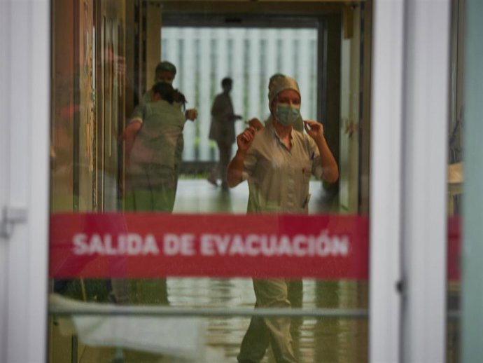 Trabajadores sanitarios en las inmediaciones del Complejo Hospitalario de Navarra donde durante la jornada de hoy diversos voluntarios de la asociación sin ánimo de lucro DYA las han desinfectado para prevenir la expansión del coronavirus. En Pamplona, 
