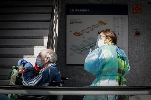 Un hombre protegido con mascarilla tras conseguir el alta en el hospital de campaña de IFEMA.