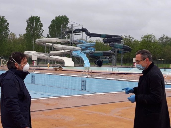 Visita del concejal de Deportes, Rubén Antoñanzas, a las piscinas de Las Norias