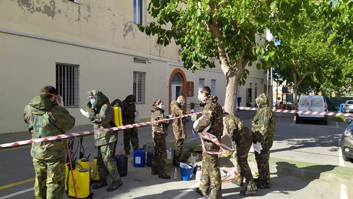 La Armada moviliza a una treintena de efectivos para desinfectar albergues y centros sociales de Cartagena