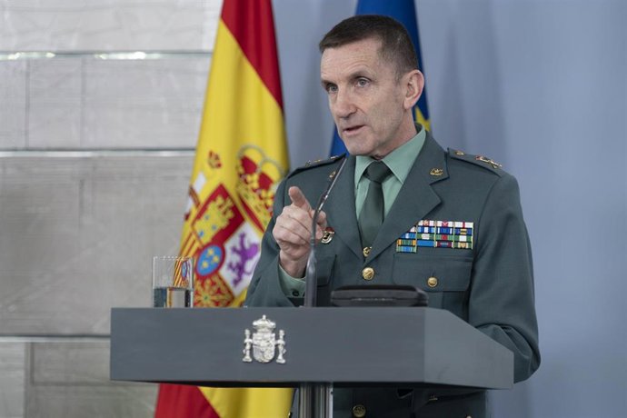 El jefe del Estado Mayor de la Guardia Civil, el general José Manuel Santiago, en rueda de prensa en el Palacio de la Moncloa.