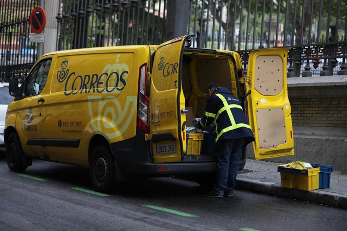 Un trabajador de Correos reparte paquetes y cartas al inicio del segundo mes del estado de alarma 