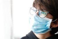 Consejos pediátricos para la salida de niños: Media hora de paseo, de la mano de un adulto y con mascarilla