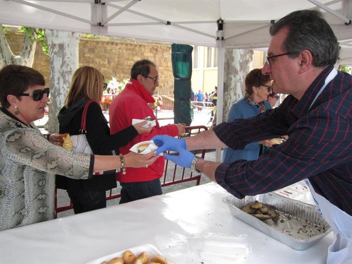 Reparto pan, pez y vino 2018 en San Bernabé en Logroño                         